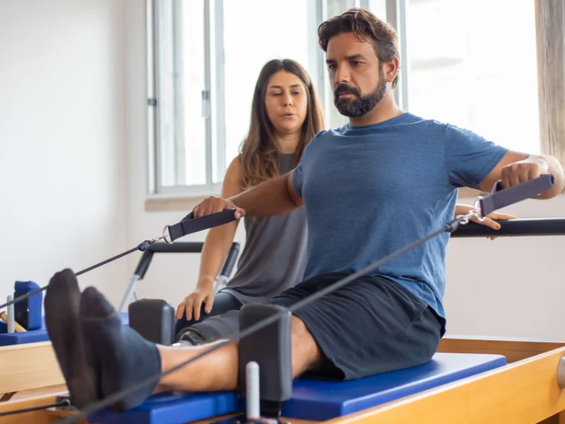 Aula de Pilates em aparelhos Reformer